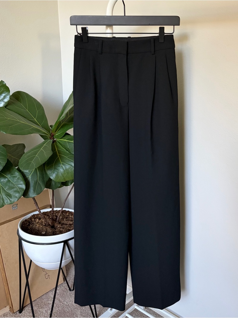 Aritzia Babaton Pleated High Rise Pant Black Trousers